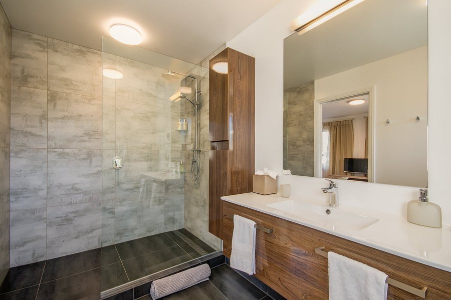 Hidden Lodge — Bathroom
