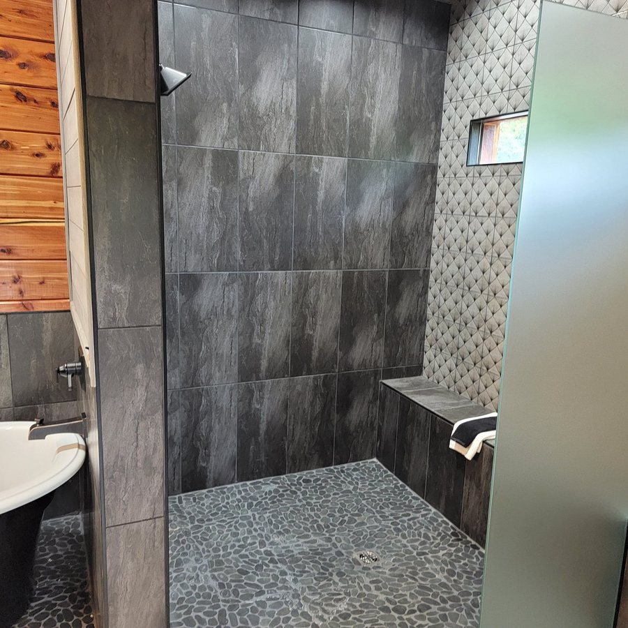 Hidden Mountain Resort — Bathroom