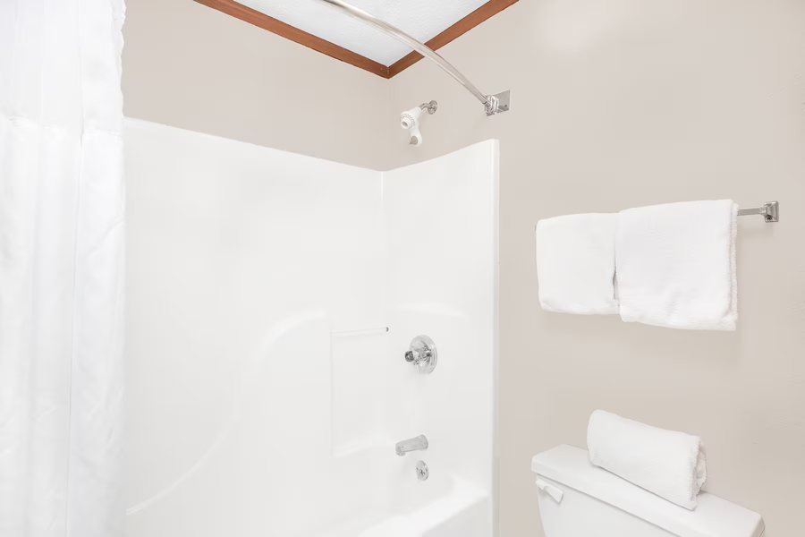 Hidden Valley Motel — Bathroom