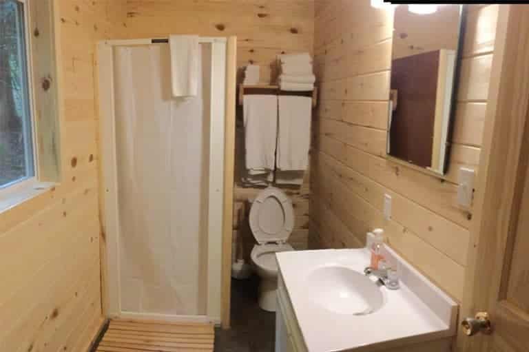 Hideaway Lodge Bed and Breakfast — Bathroom