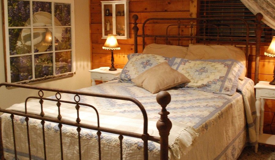 Hideaway Lodge Bed and Breakfast — Guest room