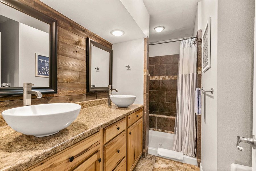 Hideaway Mountain Lodge — Bathroom