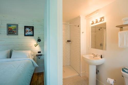 Higgins Beach Inn — Bathroom
