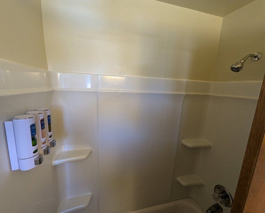 High Country Motel Aand Cabins — Bathroom