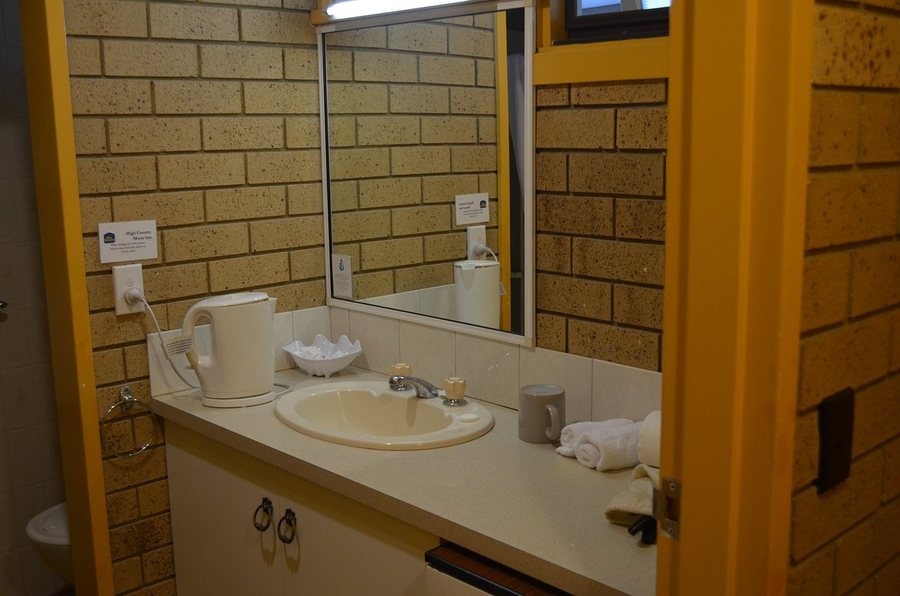 High Country Motor Lodge — Bathroom