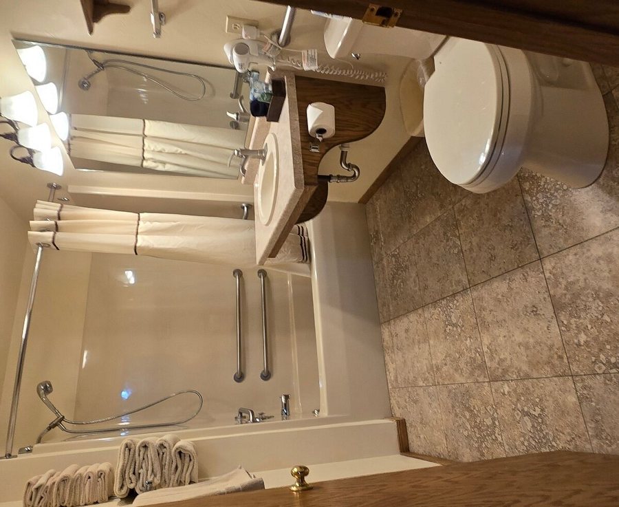 High Point Inn — Bathroom