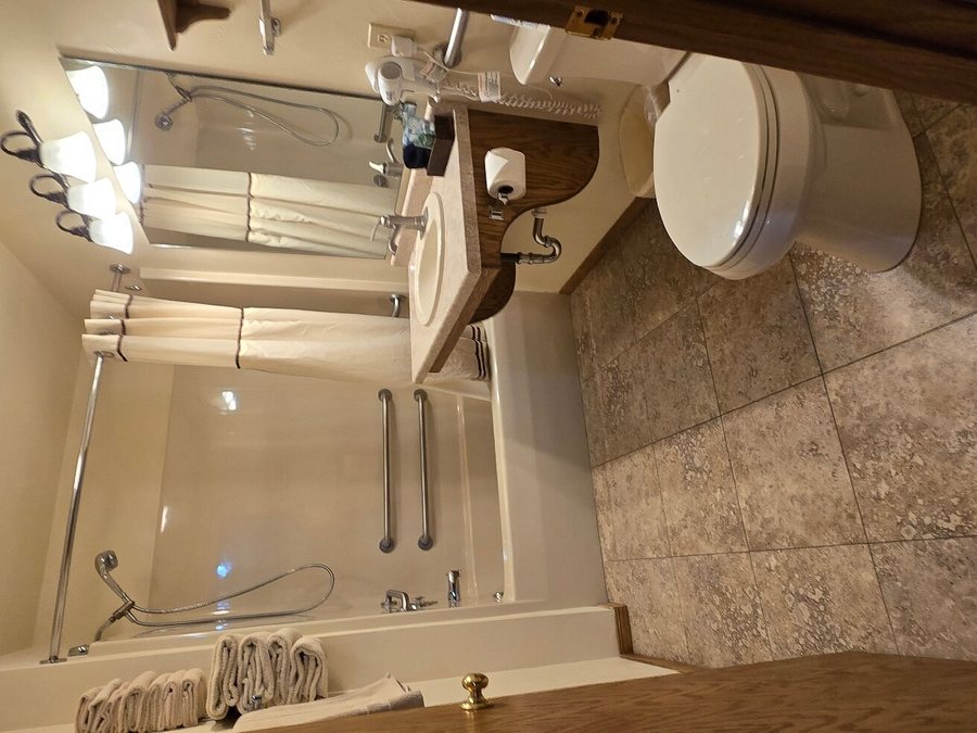 High Point Inn Suites — Bathroom