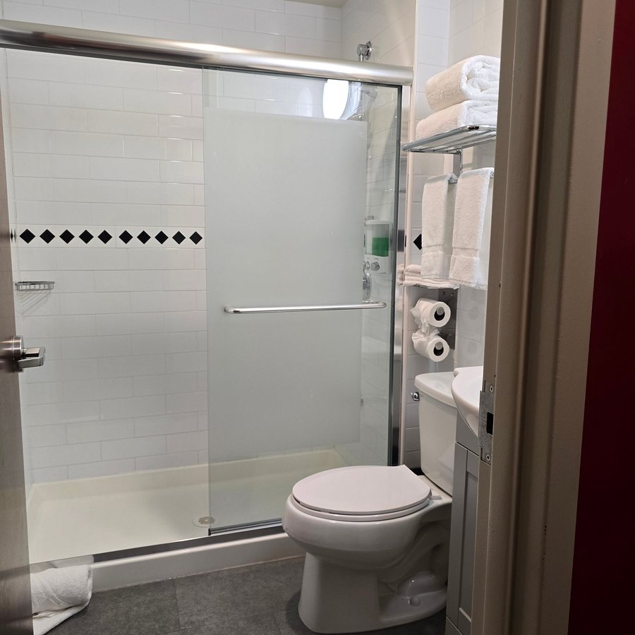 Highbridge Hotel — Bathroom