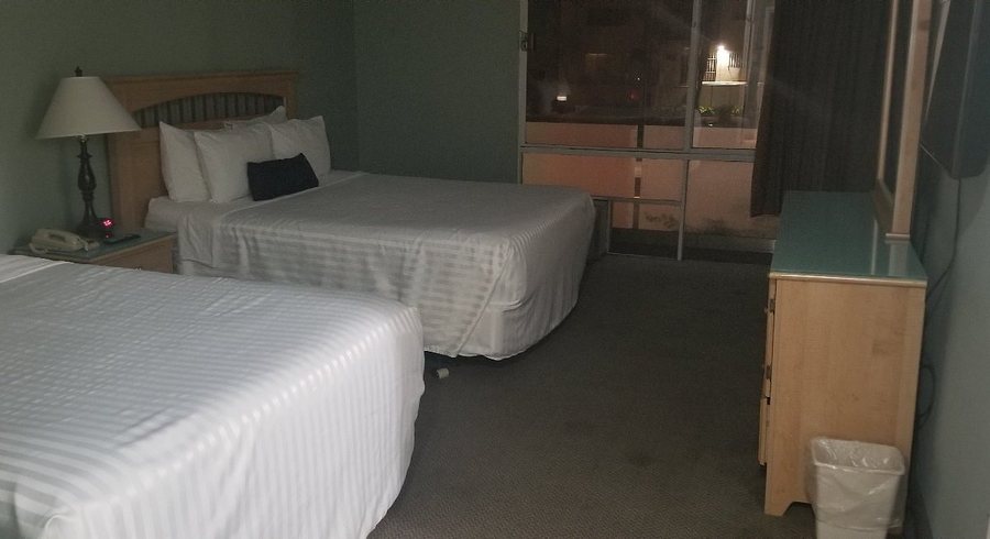 Highland Gardens Hotel Los Angeles California — Guest room