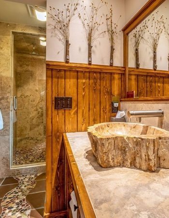Highland Haven Creekside Inn — Bathroom