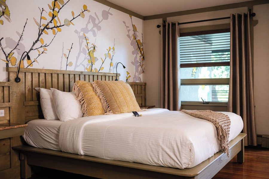 Highland Haven Creekside Inn — Guest room