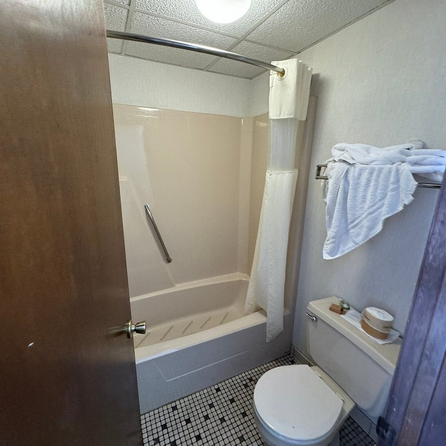 Highland Manor Inn Conference Center — Bathroom