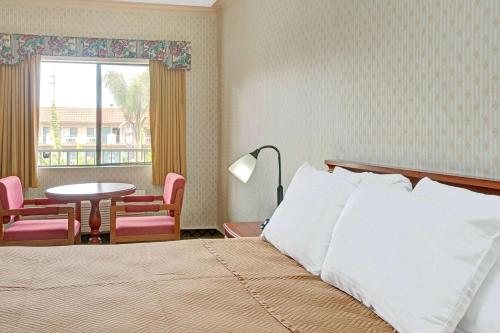 Highland Park Motel Los Angeles California — Guest room