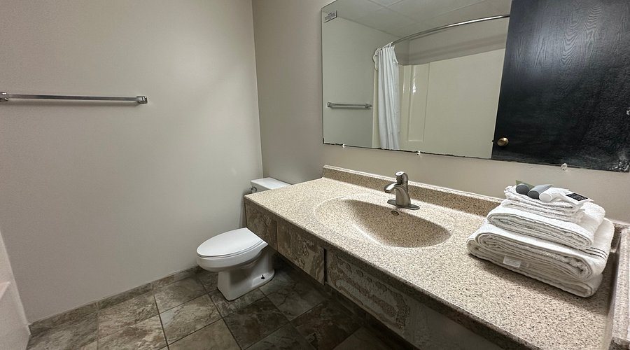 Highland Suites Minot — Bathroom