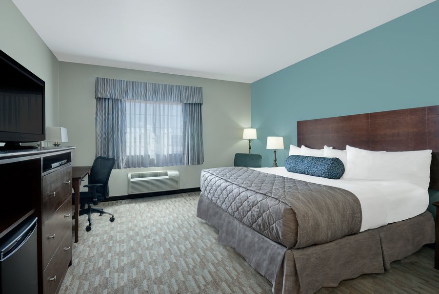 Highland Suites Minot — Guest room