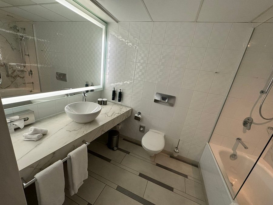 HiLight Suites Hotel — Bathroom