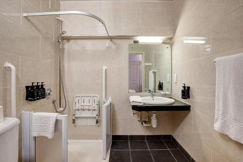 Hill Brook Motel — Bathroom