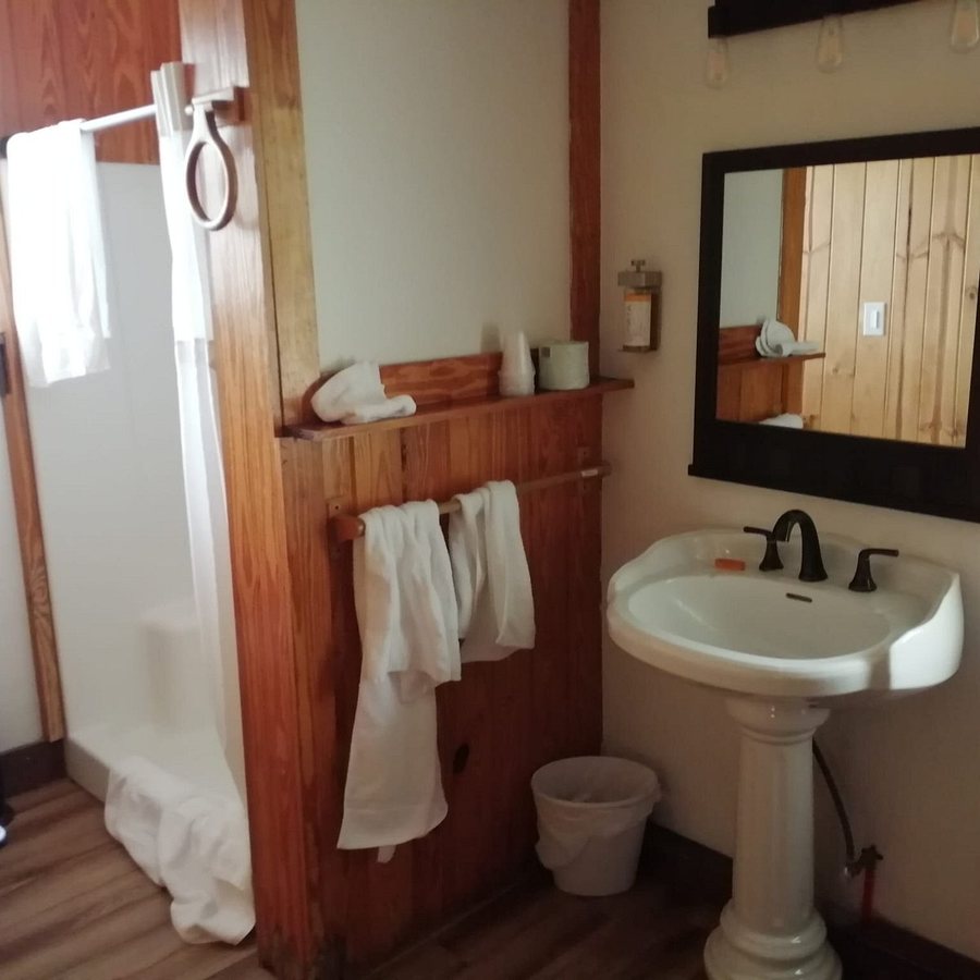 Hill Country Equestrian Lodge — Bathroom