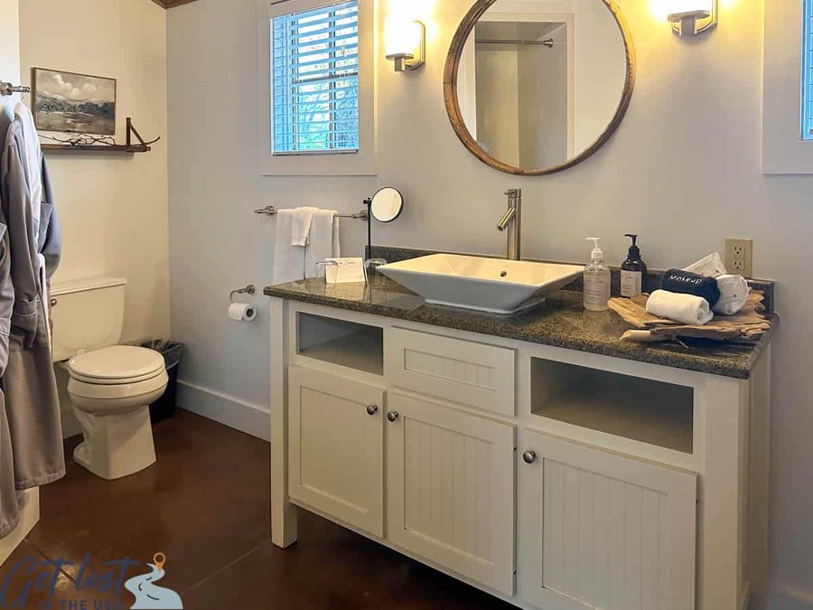 Hill Country Herb Garden Lodging — Bathroom