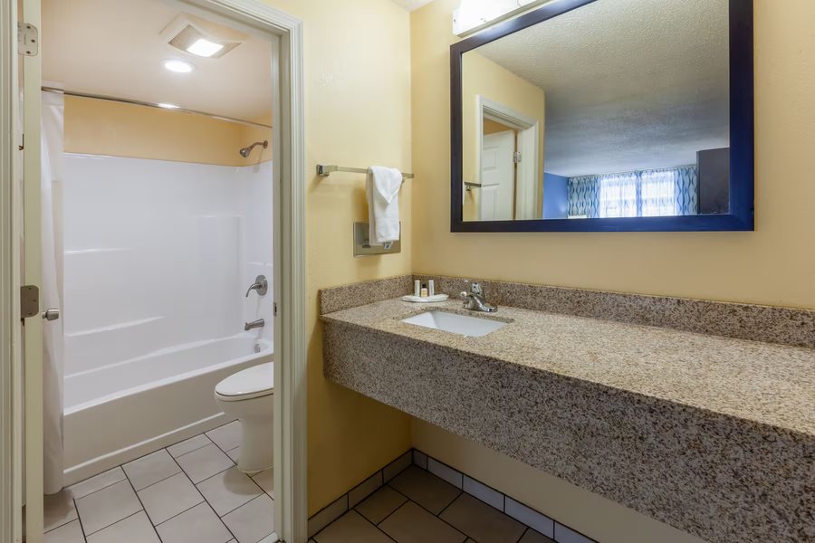 Hillbrook Inn Spa — Bathroom