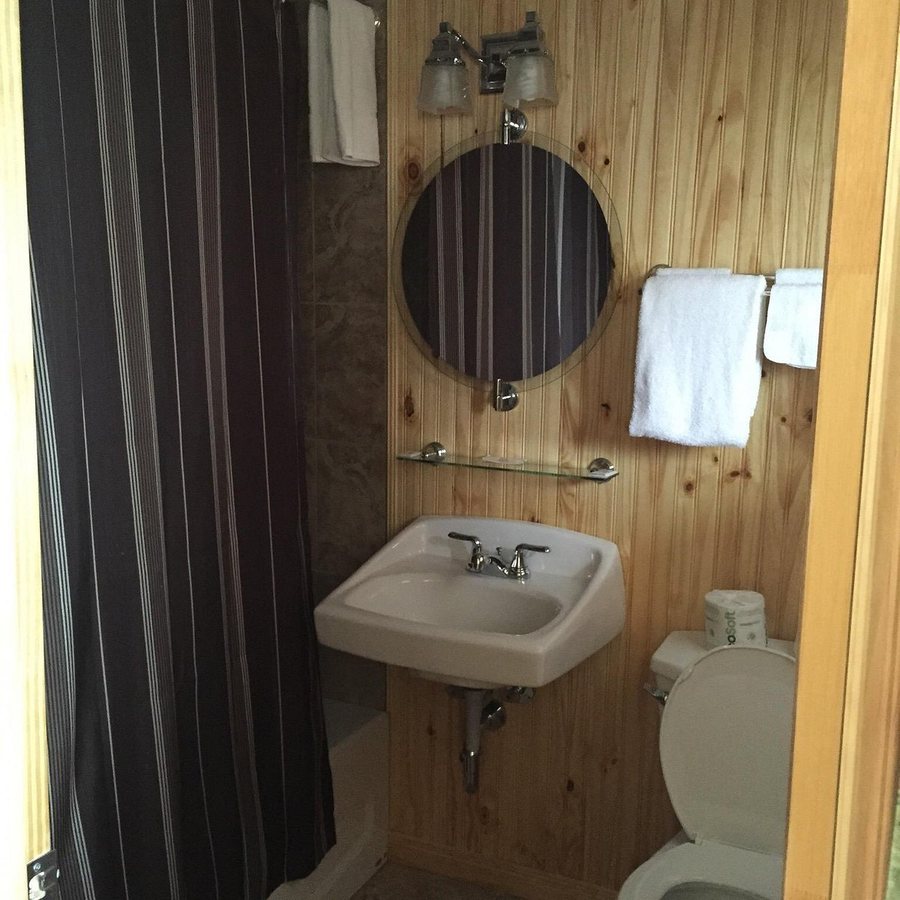 Hillcrest Inn — Bathroom