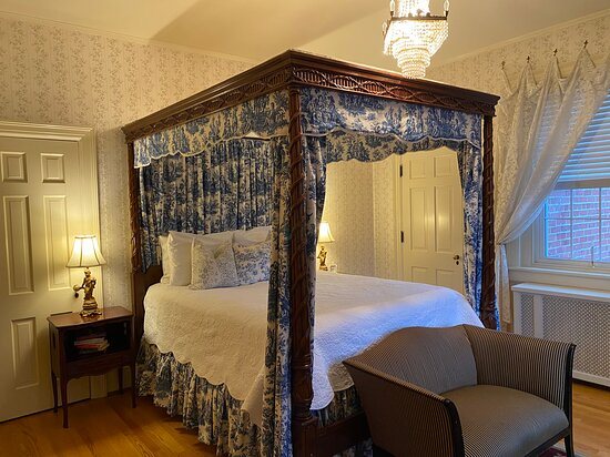 Hillcrest Manor Bed Breakfast — Guest room