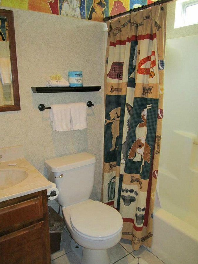 Hillcrest Suites Cabins — Bathroom