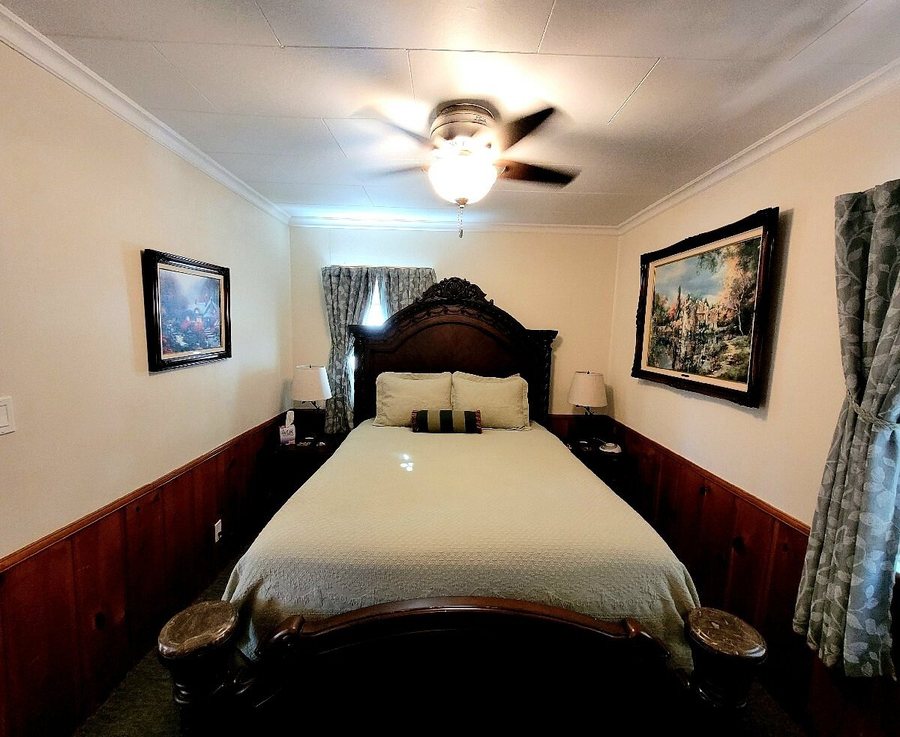 Hillcrest Suites Cabins — Guest room