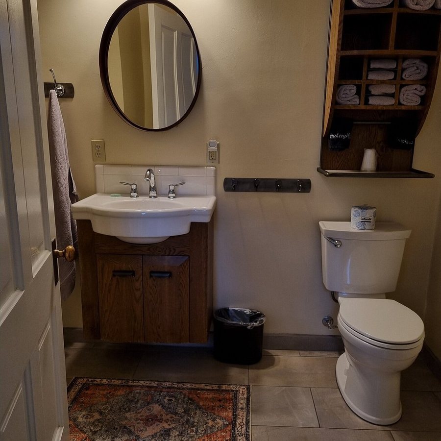 Hillside Hotel — Bathroom