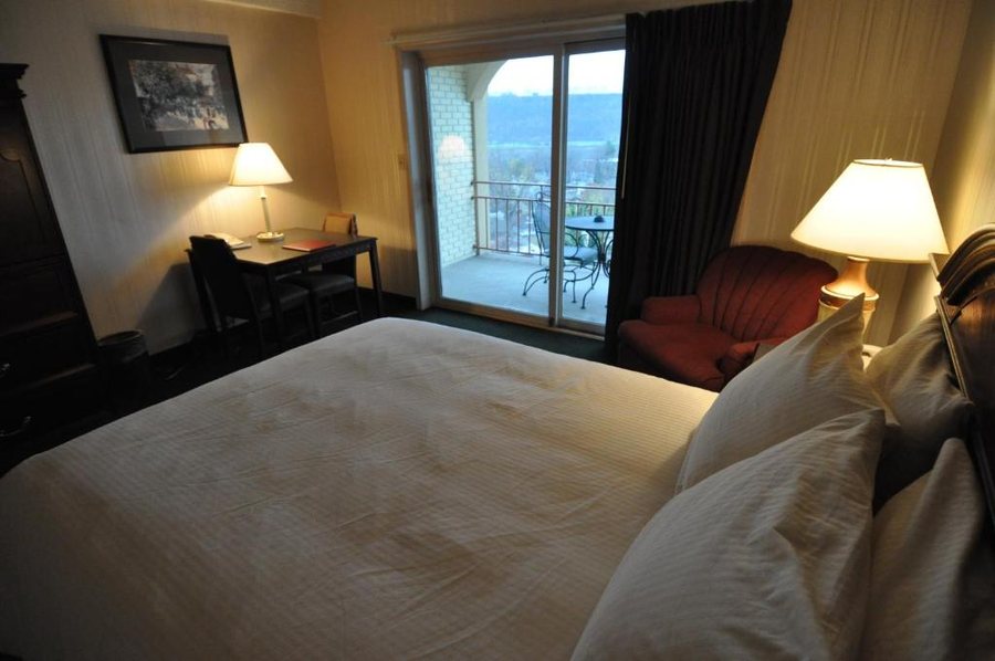Hillside Inn — Guest room