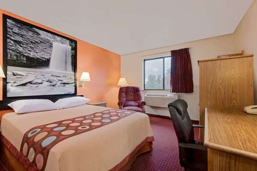 Hillside Inn Suite — Guest room