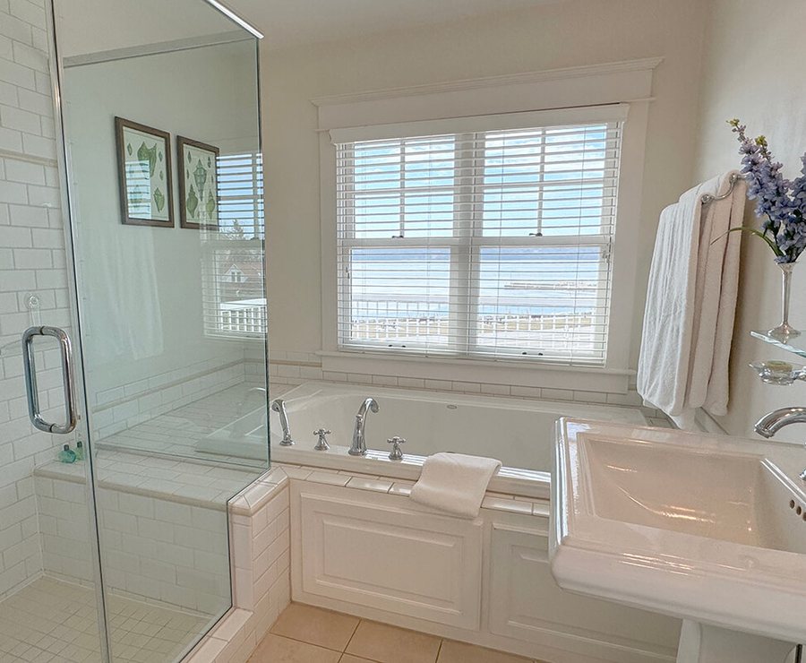 Hillside Waterfront Hotel — Bathroom