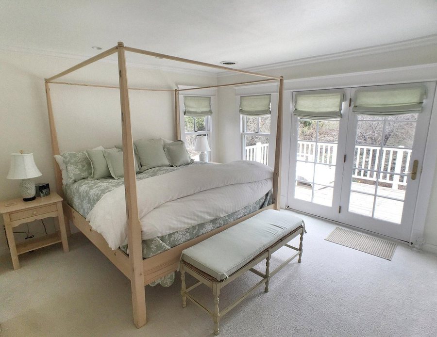 Hillside Waterfront Hotel — Guest room