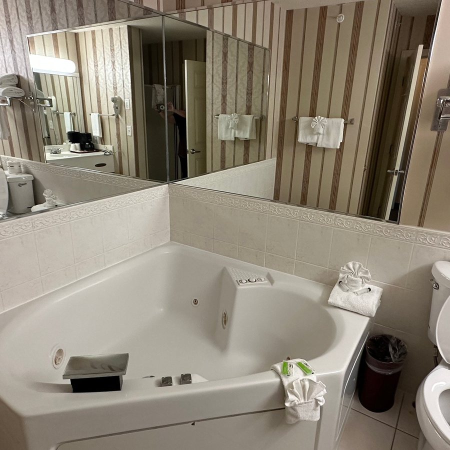 Hilltop Inn Suites — Bathroom