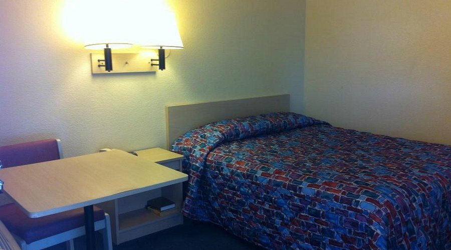 Hilltop Inn Suites — Guest room