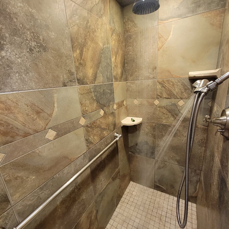 Hilltop Manor Bed Breakfast — Bathroom