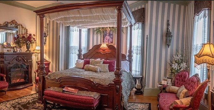 Hilltop Manor Bed Breakfast — Guest room