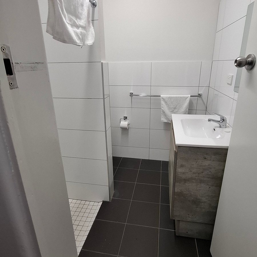 Hilltop Motel — Bathroom