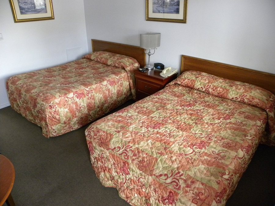 Hilltop Motel — Guest room