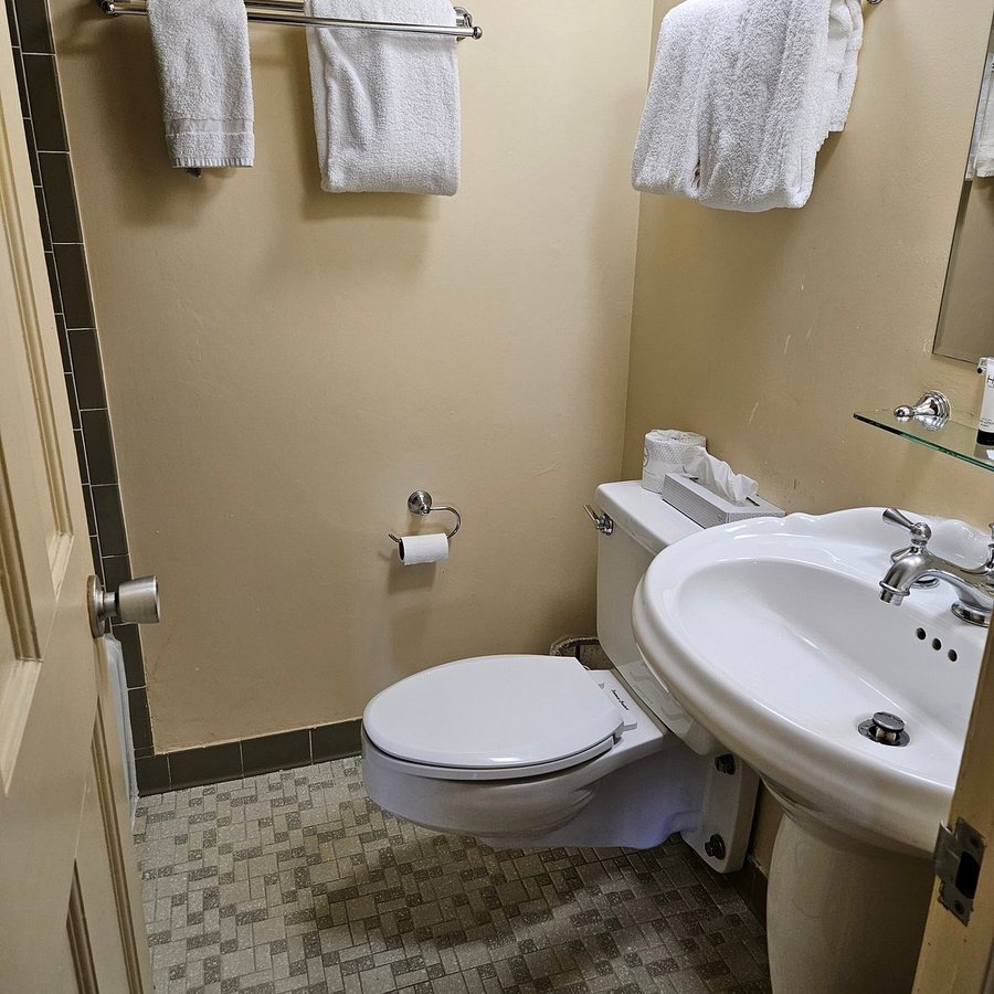Hillwinds Lodge — Bathroom