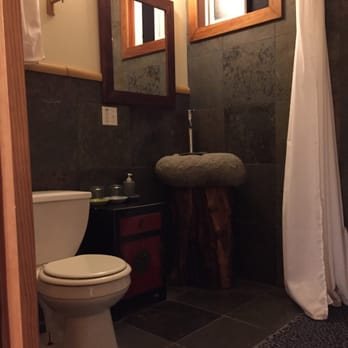 Hilo Bay Hale Bed Breakfast — Bathroom