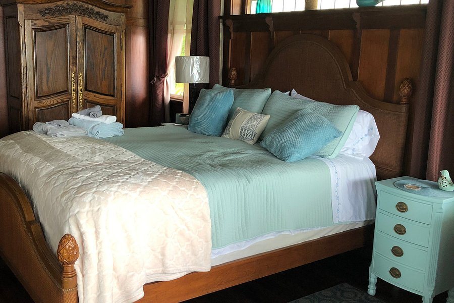 Hilo Bay Oceanfront Bed and Breakfast — Guest room