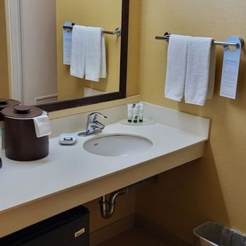 Hilo Hawaiian Hotel — Bathroom