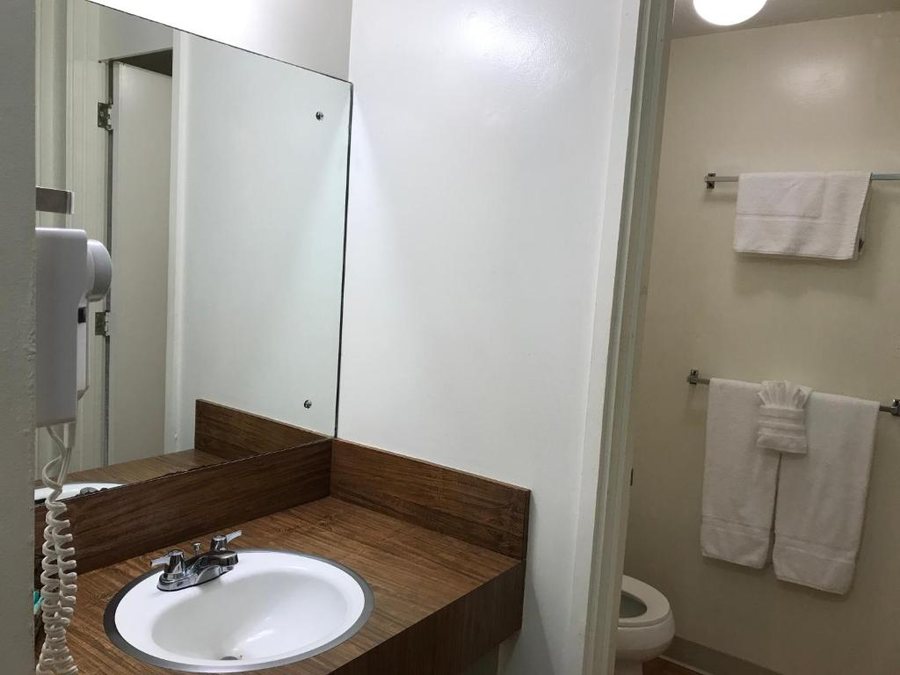 Hilo Reeds Bay Hotel — Bathroom