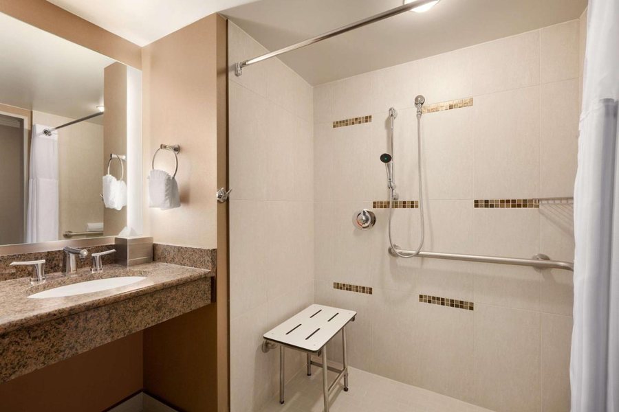 Hilton Arlington National Landing — Bathroom