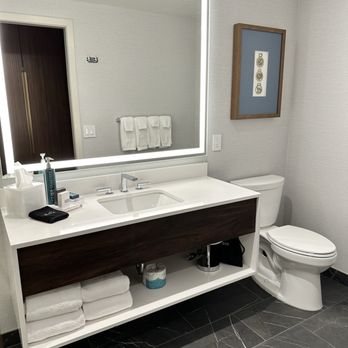 Hilton Arlington Rosslyn The Key — Bathroom