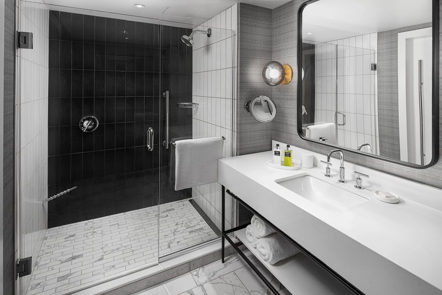 Hilton Atlanta — Bathroom