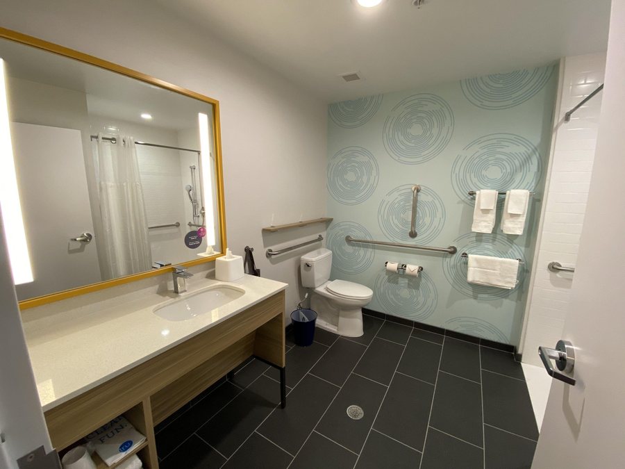 Hilton Austin Airport — Bathroom