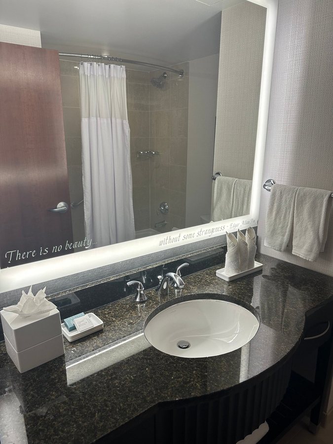 Hilton Baltimore Inner Harbor Baltimore Maryland — Bathroom
