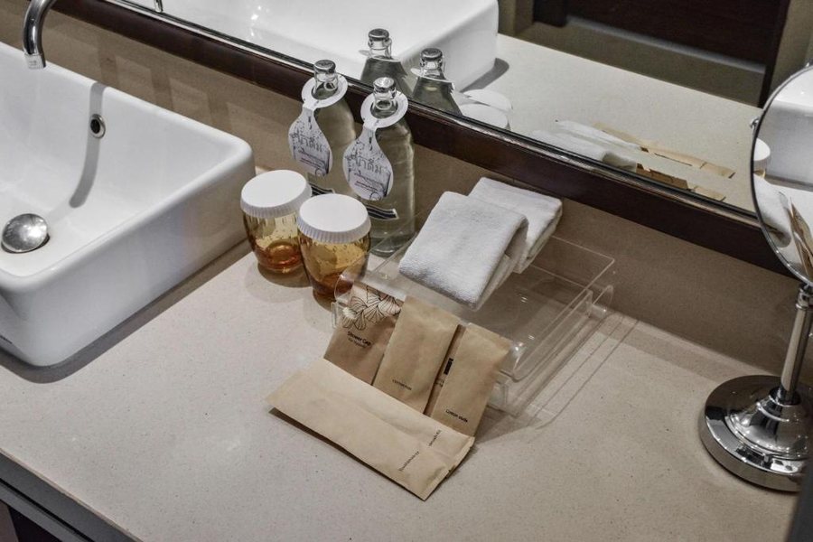 Hilton Bangkok Grande Asoke — Bathroom